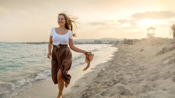 Щаслива Весела Жінка Довгій Спідниці Біжить Вологому Піску Прокату Хвиль — стокове фото