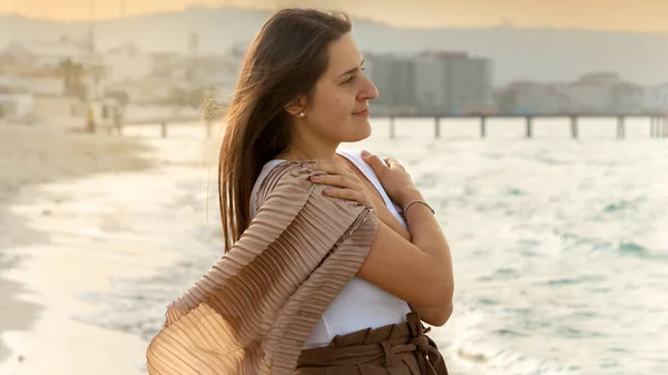 Ung Kvinna Med Drömska Uttryck Beundrar Havet Och Håller Fladdrande — Stockfoto