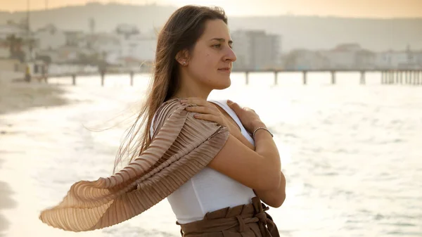 Νεαρή Γυναίκα Φούστα Στέκεται Στην Αμμώδη Παραλία Και Κοιτάζει Ηλιοβασίλεμα — Φωτογραφία Αρχείου
