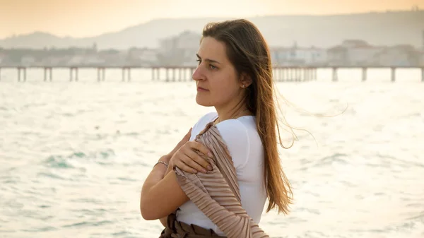 Porträtt Omtänksam Ung Kvinna Med Långt Hår Tittar Havet Och — Stockfoto