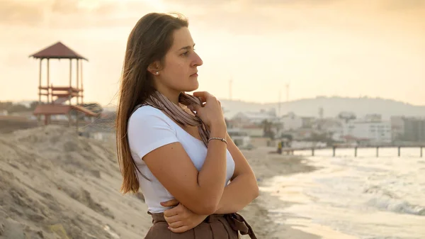 Portræt Ung Kvinde Der Kigger Havet Holder Silketørklæde Vinden Sandstrand - Stock-foto