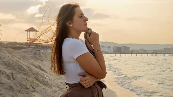 Retrato Joven Mujer Preocupada Pie Playa Mirando Las Olas Del — Foto de Stock