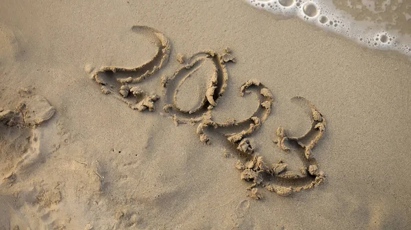 Primer Plano Escritura Dedo Femenino 2023 Año Playa Junto Olas — Foto de Stock