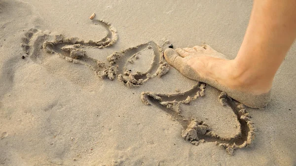 Zbliżenie Żeńskich Stóp Chodzenie 2023 Roku Napisane Mokrym Piasku Plaży — Zdjęcie stockowe