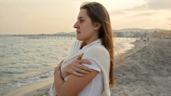 Vacker Ung Kvinna Tittar Solnedgången Vid Havet Stranden Kall Blåsig — Stockfoto