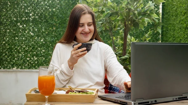Mujer Joven Disfrutando Del Desayuno Terraza Mientras Trabaja Computadora Portátil — Foto de Stock