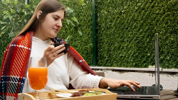 Genç Zarif Bayan Dizüstü Bilgisayarla Çalışırken Terasta Kahvaltıdan Zevk Alıyor — Stok fotoğraf