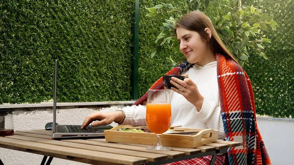 Smiling Brunette Woman Working Summer Terrace Laptop Covering Woolen Plaid — Stock Photo, Image
