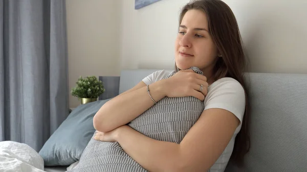 Pijamalı Düşünceli Genç Bir Kadın Yatakta Oturup Minderlere Sarılıyor Depresyon — Stok fotoğraf