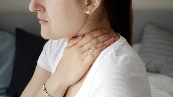 Närbild Ung Kvinna Massera Hennes Nacke Känsla Smärta Begreppet Hälsoproblem — Stockfoto