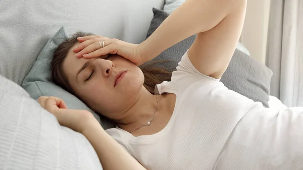 Ritratto Giovane Donna Che Soffre Mal Testa Sdraiata Letto Massaggia — Foto Stock