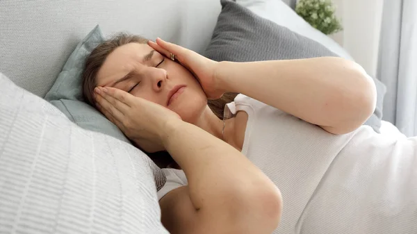 Mladá Žena Pyžamu Trpící Migrénou Masážní Spánky Při Ležení Posteli — Stock fotografie