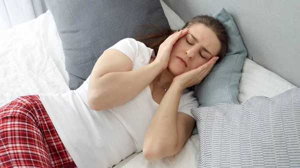 Młoda Kobieta Piżamie Cierpiąca Migrenę Masująca Skronie Pojęcie Problemów Zdrowotnych — Zdjęcie stockowe