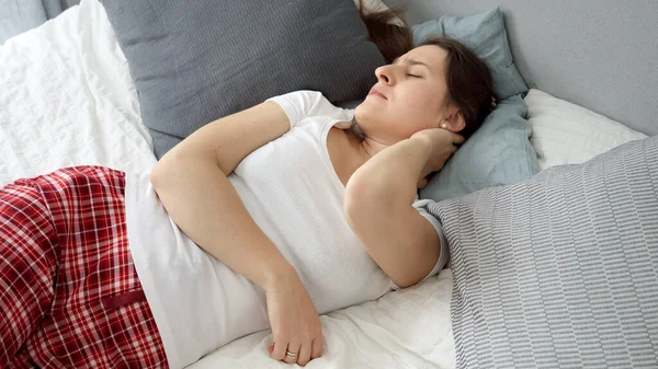 Jovem Mulher Com Dor Pescoço Depois Dormir Travesseiro Colchão Desconfortáveis — Fotografia de Stock