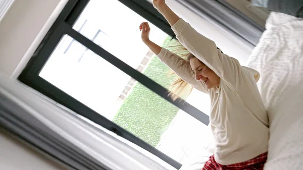 Femme Insouciante Pyjama Sautant Sur Lit Riant Joyeusement Concept Jeu — Photo