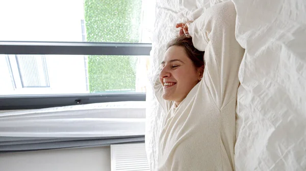 Langzame Beweging Van Vrolijke Vrouw Pyjama Die Haar Rug Bed — Stockfoto