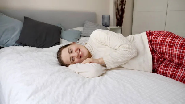 Pijamalı Mutlu Bir Kadının Portresi Yatakta Uzanıyor Gününün Tadını Çıkarıyor — Stok fotoğraf