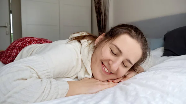 Porträtt Glad Ung Kvinna Pyjamas Liggande Mjuk Säng Begreppet Avkoppling — Stockfoto
