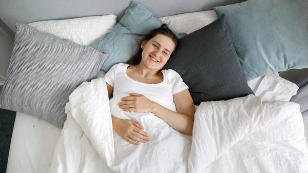 Junge Frau Liegt Bett Und Blickt Mit Einem Lächeln Gesicht — Stockfoto