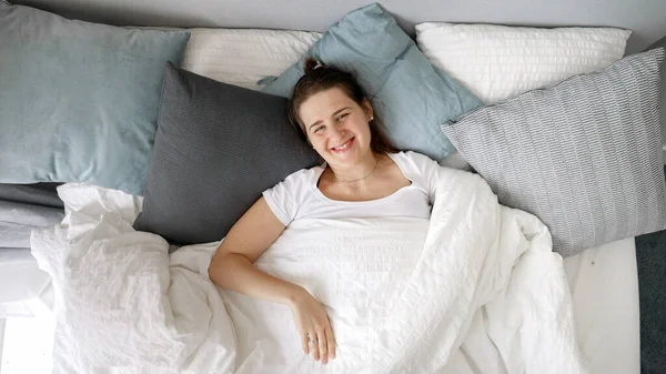 Yatakta Battaniyenin Altında Yatan Gülümseyen Genç Bir Kadının Portresi Sabahları — Stok fotoğraf