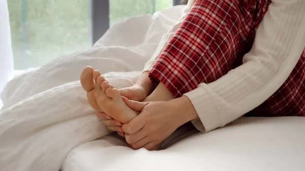 Detailní Záběr Ženy Masírující Držící Nohy Poté Pocítila Bolest Kvůli — Stock fotografie