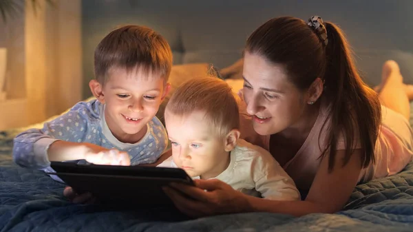 Portrait Young Caring Mother Two Sons Using Tablet Computer Bed — Stock Photo, Image