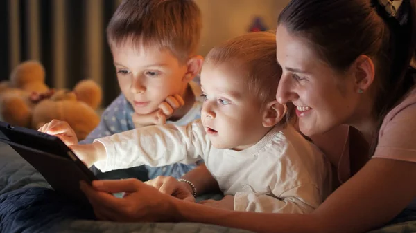 Jonge Moeder Ligt Met Twee Jongens Bed Spelen Tablet Computer — Stockfoto