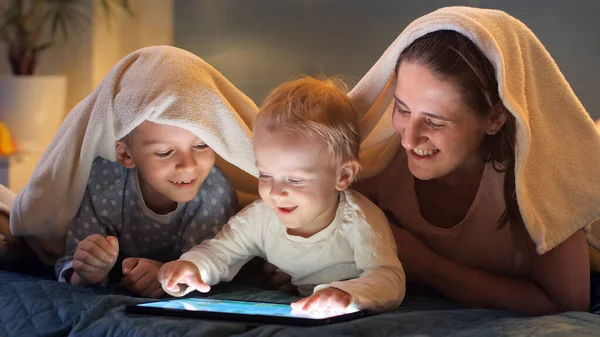 Gelukkige Lachende Kinderen Met Moeder Onder Deken Met Behulp Van — Stockfoto
