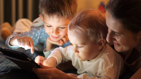 Retrato Madre Mirando Sus Dos Hijos Jugando Juegos Tableta Computadora — Foto de Stock