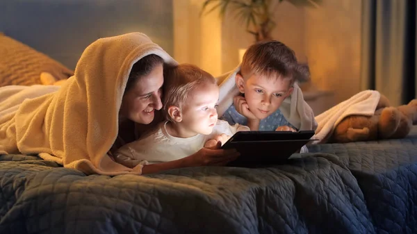 Família Feliz Relaxar Cama Com Computador Tablet Família Tendo Tempo — Fotografia de Stock