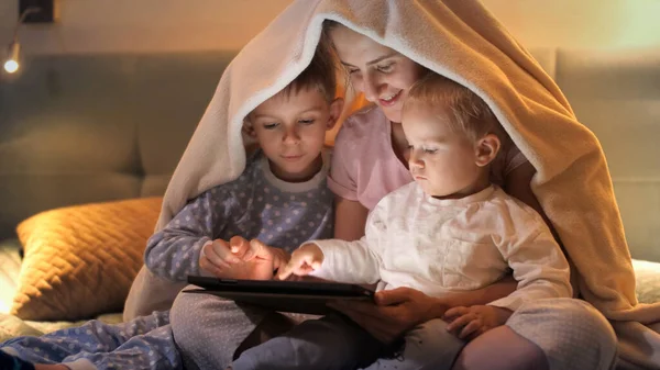 Familia Feliz Sentado Debajo Manta Uso Tableta Por Noche Familia — Foto de Stock
