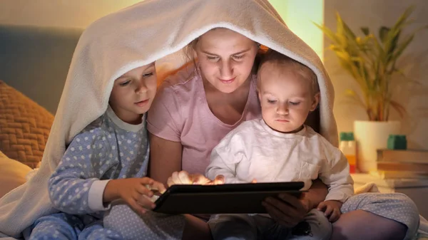 Familia Feliz Pijama Jugando Juegos Tableta Por Noche Familia Pasando — Foto de Stock