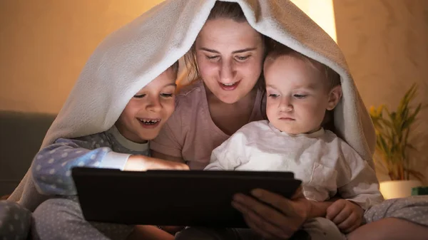 Szczęśliwy Wesoły Chłopcy Piżamie Pokazując Gry Tablecie Matki Łóżku Rodzina — Zdjęcie stockowe