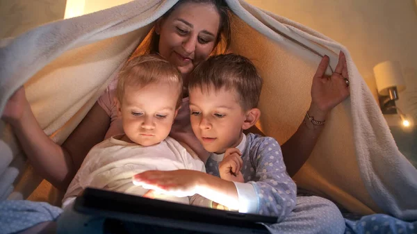 Niño Feliz Con Hermano Pequeño Jugando Juegos Tableta Antes Dormir — Foto de Stock