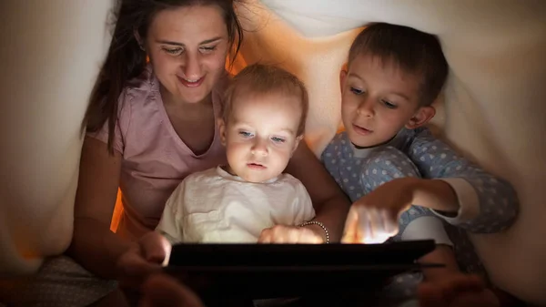 Szczęśliwa Wesoła Rodzina Ukrywająca Się Pod Kocem Korzystająca Tabletu Rodzina — Zdjęcie stockowe