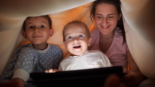 Çarşaflardan Battaniyelerden Yapılmış Çadırda Tablet Bilgisayarla Oynayan Mutlu Aile Portresi — Stok fotoğraf