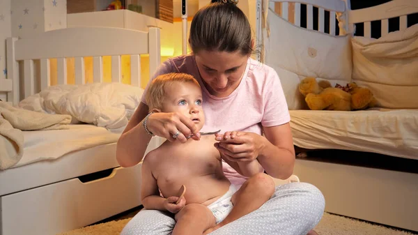 Junge Fürsorgliche Mutter Schneidet Ihrem Kleinen Sohn Fingernägel Bevor Sie — Stockfoto