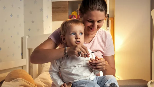 Jonge Moeder Snijdt Nagels Aan Haar Zoontje Slaapkamer Ouderschap Kinderhygiëne — Stockfoto