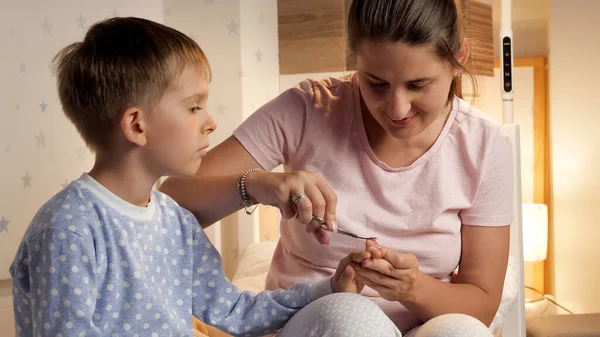 Young Mother Cutting Fingernails Her Son Pajamas Going Bed Parenting — Stock Photo, Image