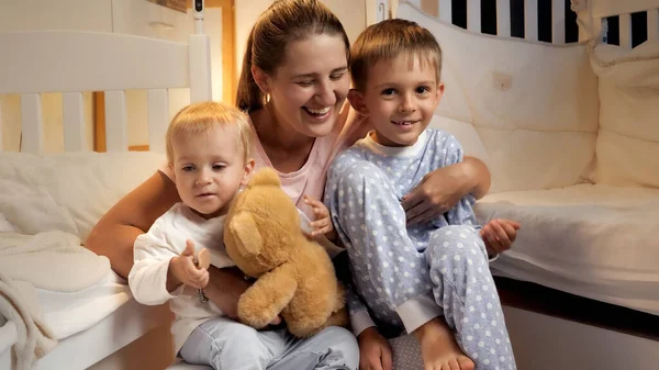 Два Счастливых Мальчика Пижаме Играют Полу Мамой Плюшевым Мишкой Спальне — стоковое фото