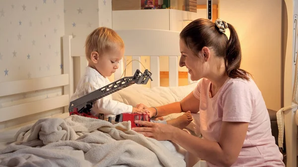 Jonge Liefhebbende Moeder Die Met Haar Zoontje Speelt Met Speelgoedautootjes — Stockfoto