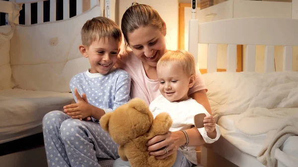 Счастливые Веселые Мальчики Матерью Сидящей Полу Спальне Играющей Плюшевым Медведем — стоковое фото