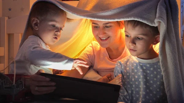 Mały Chłopiec Piżamie Bawiący Się Nocy Rodziną Tablecie Rodzina Spędzająca — Zdjęcie stockowe