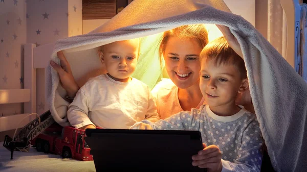 Улыбающиеся Мальчики Мамой Смотрящие Видео Планшетном Компьютере Сидя Ночью Палатке — стоковое фото