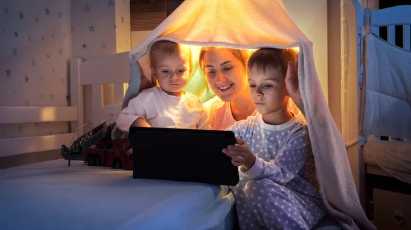Familia Feliz Pijama Sentado Tienda Campaña Dormitorio Uso Computadora Tableta — Foto de Stock