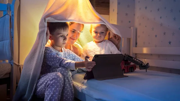 用平板电脑在卧室里拍了多莉的全家福 有时间在一起的家庭 带着小玩艺儿的孩子 快乐的童年和娱乐 — 图库照片