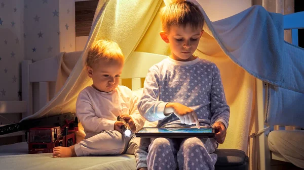 Dois Meninos Bonitos Pijama Jogando Jogos Computador Tablet Cama Noite — Fotografia de Stock