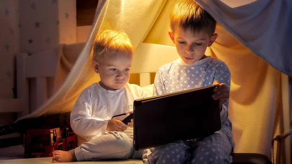 Két Pizsamás Testvér Videókat Néz Táblagépen Éjszaka Ágyban Gyerekek Modullal — Stock Fotó