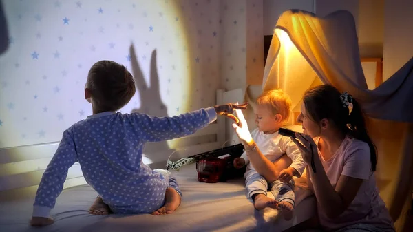 Família Feliz Brincando Com Lanterna Sombras Parede Quarto Família Tendo — Fotografia de Stock