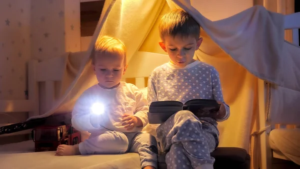 Dwóch Chłopców Piżamie Czytających Bajki Nocy Łóżku Dzieci Czytające Książki — Zdjęcie stockowe